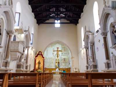 ...attraverso una porta ci spostiamo all�interno della chiesa. L�edificio religioso si presenta come un alto ambiente rettangolare ad aula unica, illuminato da finestroni gotici...